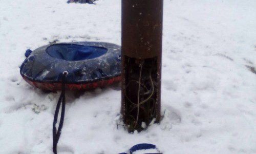 В Кирово-Чепецке дети катаются с горки рядом с оголенными проводами