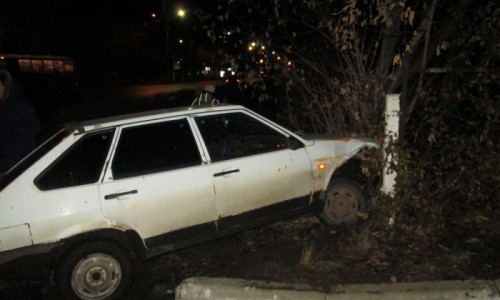 Двое чепчан на «девятке» врезались в забор гимназии и пытались убежать от полиции