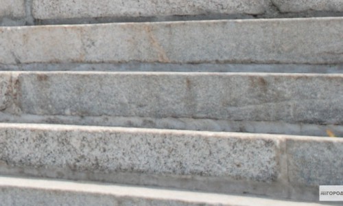 Крыльцо здания детской поликлиники в Чепецке восстановят