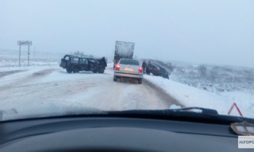 В Кирово-Чепецком районе на скользкой дороге столкнулись две легковушки