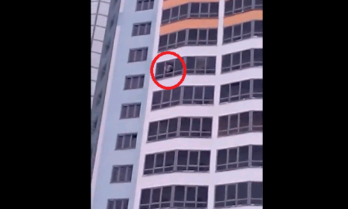 В Кирове мужчина справлял нужду из окна своей квартиры