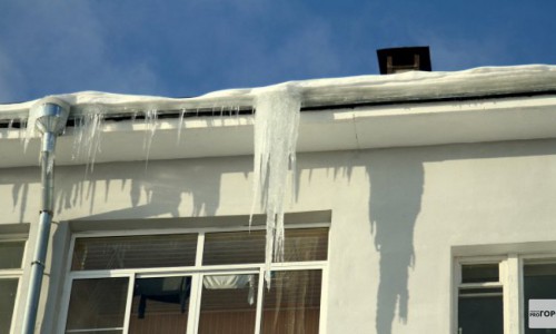 Очевидец: «Женщина, на которую упала глыба льда в Чепецке, чудом осталась жива»