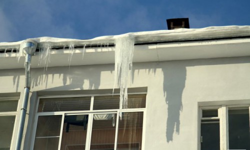 Чепчане смогут пожаловаться на снежные глыбы на крышах через Интернет