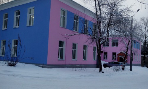 В Кирово-Чепецке здание роддома выкрасили в два цвета: розовый и голубой