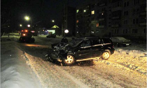 В Чепецке столкнулись Mercedes-Benz и ЗИЛ: иномарку от удара развернуло на дороге