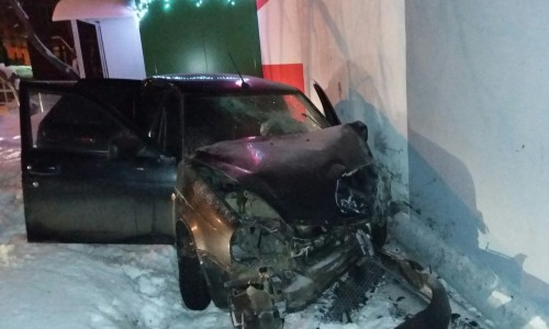 В Кирово-Чепецке «Приора» влетела в стену магазина: авто восстановлению не подлежит
