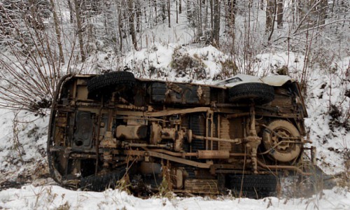 На трассе Киров-Пермь автомобиль с районным прокурором вылетел с многометрового обрыва
