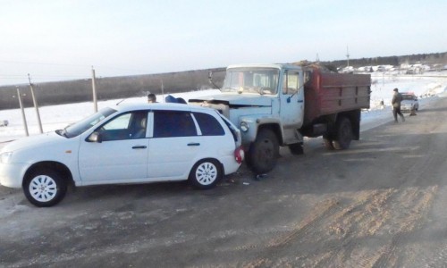 В Кирово-Чепецком районе «Калина» столкнулась с грузовиком