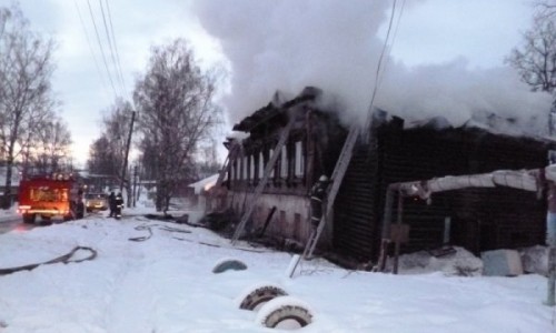 Пожар в Вахрушах оставил без крыши над головой четыре семьи