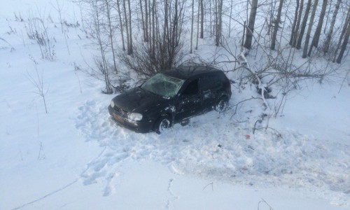 Видео: в Кировской области иномарка вылетела в кювет, уходя от лобового столкновения