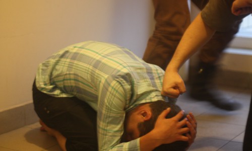 В Кировской области 21-летний и 24-летний парни пытали знакомого раскаленным утюгом