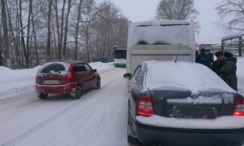 В Кирово-Чепецке иномарка въехала в автобус: на место ДТП выезжали пять пожарных машин