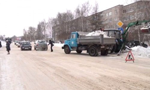 В Кировской области очевидцы сняли на видео ДТП, где девушка чудом осталась жива