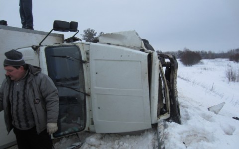 В Кировской области столкнулись грузовик и легковушка: пострадавших пассажирок госпитализировали