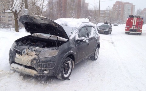 В Кирово-Чепецке на улице загорелась иномарка: проезжающий мимо водитель потушил пламя