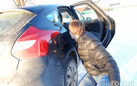 Из машины кировчанина украли полмиллиона рублей