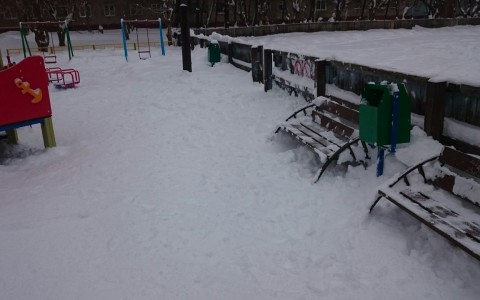 Чепчанин сам откопал детскую площадку из сугроба