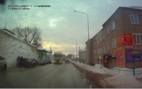 В Кировской области с крыши дома на людей сошла снежная лавина