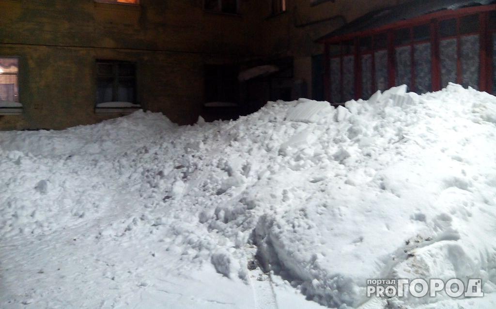 В Чепецке снег, упавший с крыши, завалил вход в дом