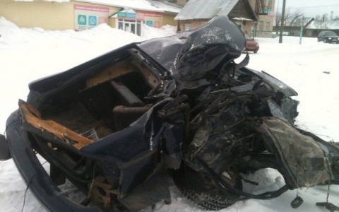 На трассе в Кировской области столкнулись фура и легковушка: разбились три человека