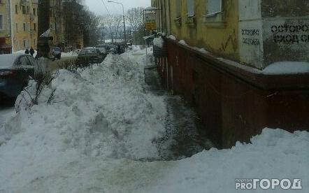 Новость от читателя: в Чепецке коммунальщики завалили тротуар снегом