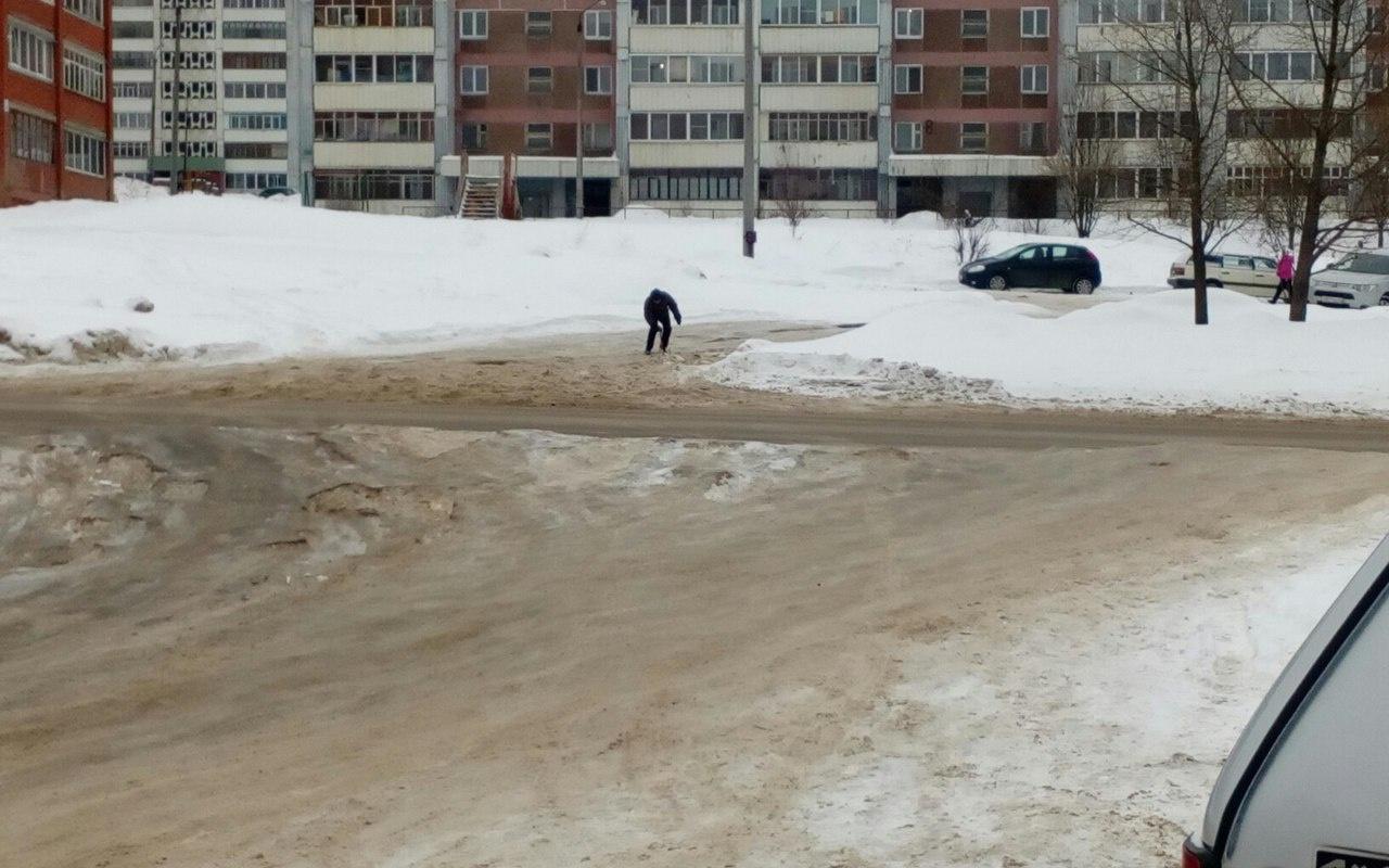 «Кто, если не мы?»: в Чепецке горожане помогают выталкивать авто друг друга и сами чистят дороги