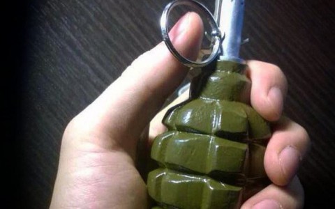 Чепчанин угрожал сотрудникам фирмы гранатой за то, что ему не выдали зарплату