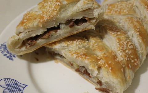 Вкусно и просто: плетенка из слоеного теста с жареными лисичками