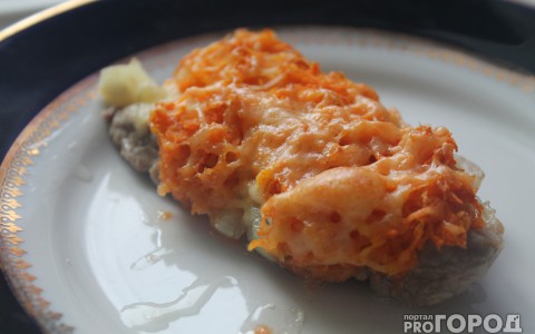 Готовим мясо: свинина под морковной "шубкой"