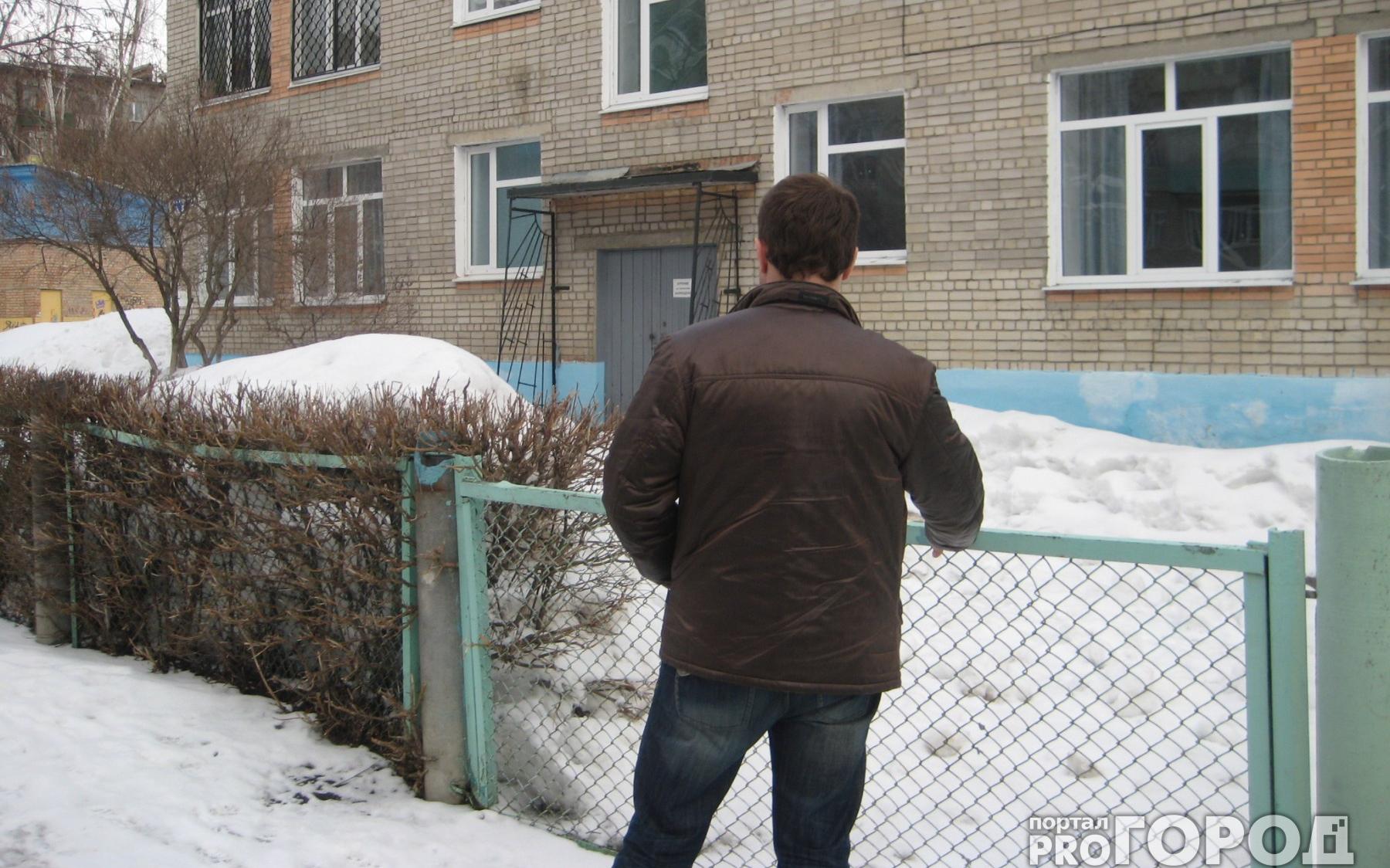 В Кирово-Чепецке у школы ходит мужчина и предлагает показать стриптиз