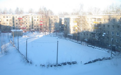 В Чепецке активисты решили своими силами восстановить хоккейную коробку