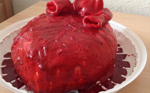 Кировский студент-медик получил торт в виде человеческого сердца
