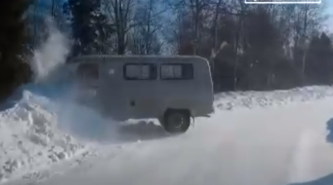 Видео: в Чепецком районе на трассе занесло УАЗ медслужбы в сугроб