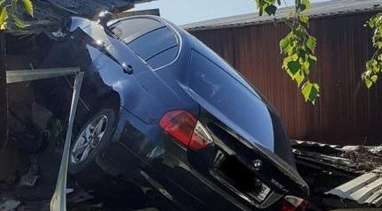 В Кирово-Чепецком районе автомобиль БМВ «влетел» в хозпостройку