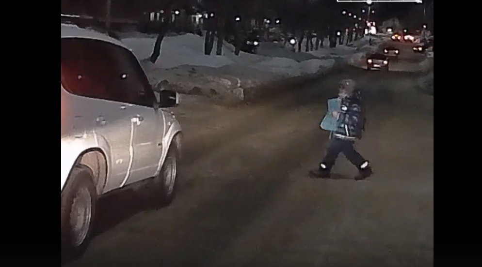 Видео: в Кирово-Чепецке ребенка чуть не сбила машина
