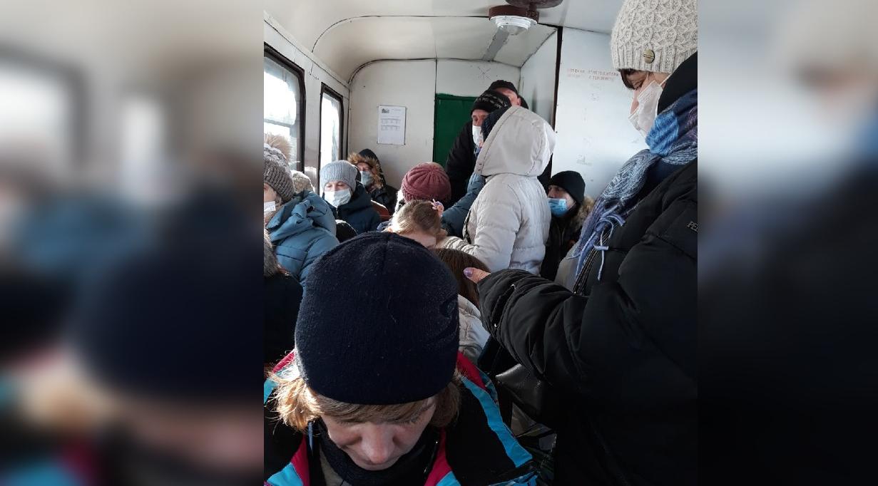 «Один вагон и битком»: жители Каринторфа о ситуации с поездом по УЖД