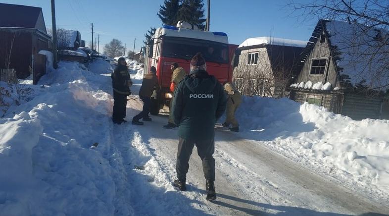 В Кирово-Чепецке пожарная машина забуксовала у жилого дома