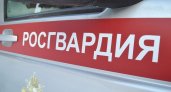 Бурно ссорившихся чепчан с ножом на улице разнимали росгвардейцы
