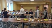 В чепецкой школьной столовой неправильно хранили овощи и готовили без перчаток
