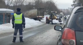 В Чепецком районе забуксовавшую фуру вытаскивали снегоуборочной техникой