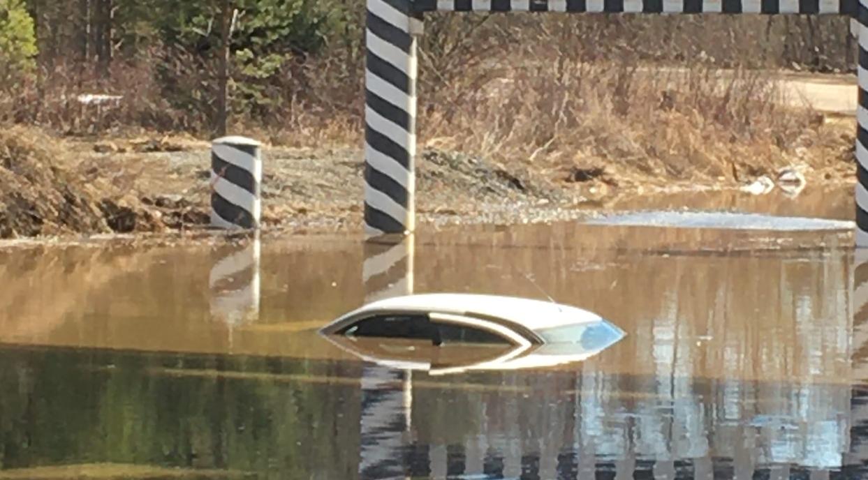 Фото дня: в Кирово-Чепецком районе автомобиль ушел под воду