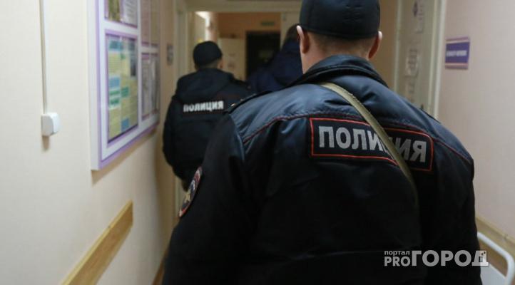 В Кирово-Чепецке у мужчины украли телефон из машины