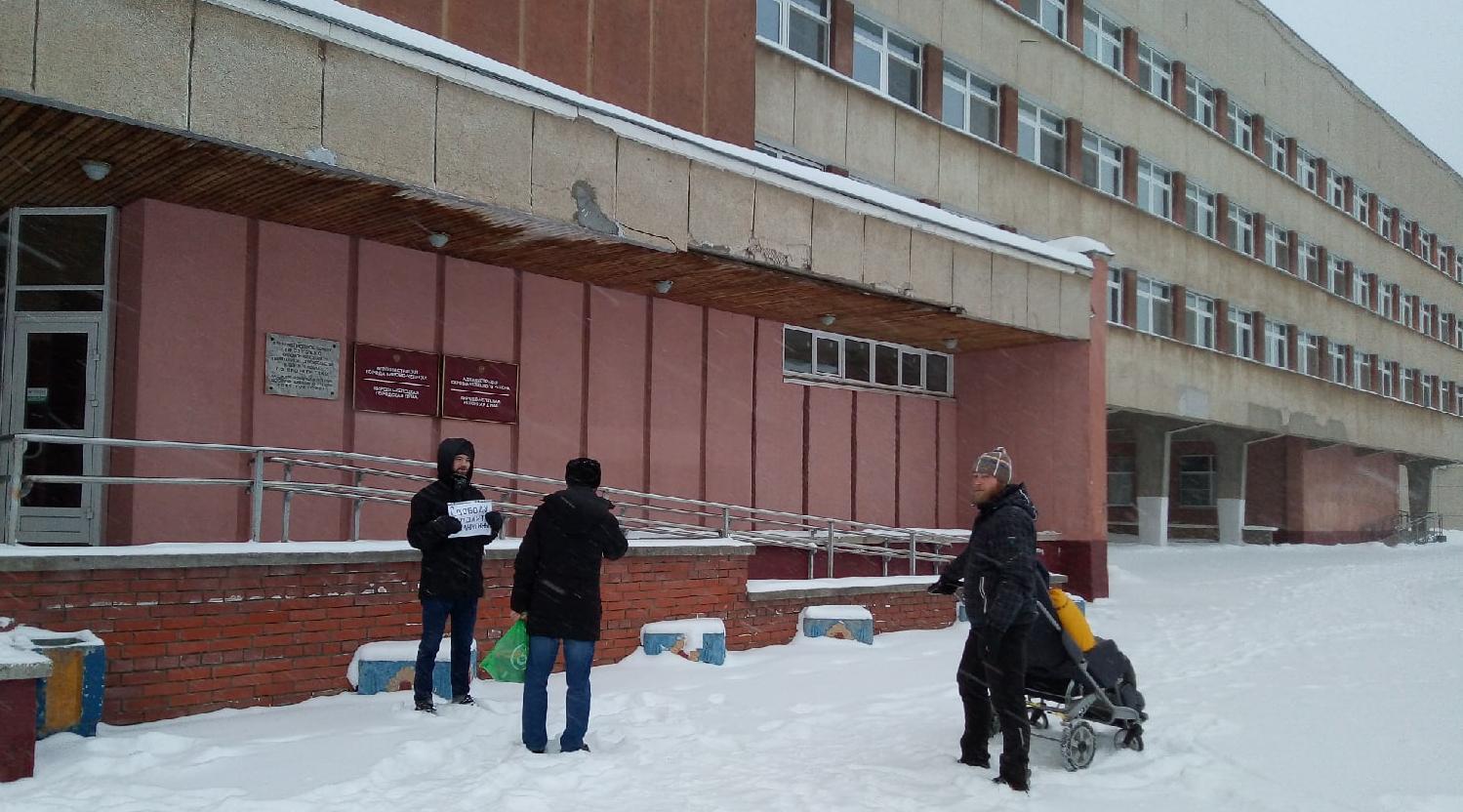 Чепчанин вышел на одиночный пикет к администрации города 