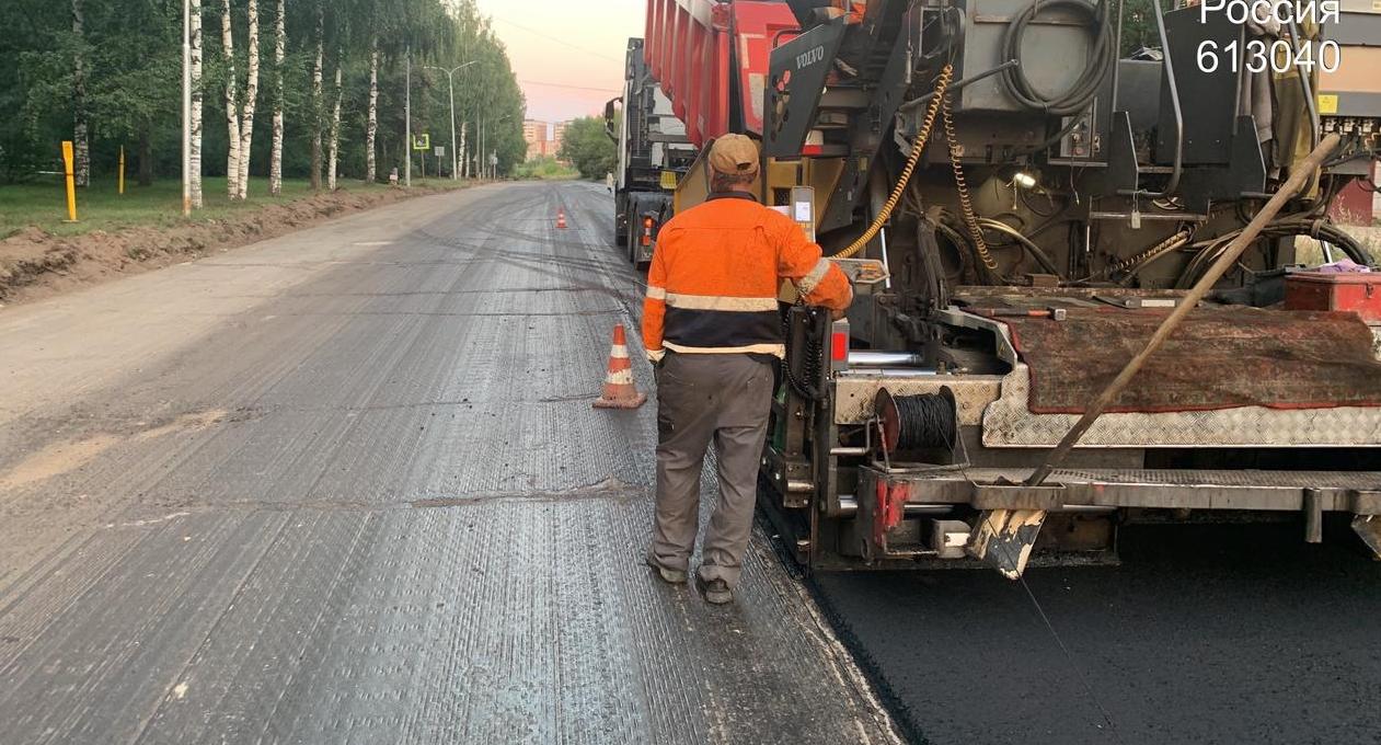 На улице Некрасова в Кирово-Чепецке начали укладку асфальта