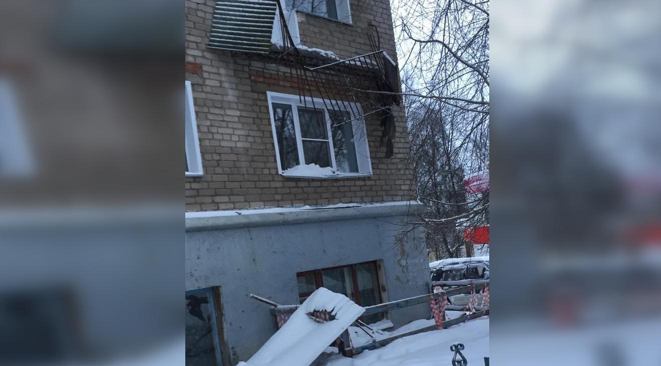 В Кирово-Чепецке из-за схода снега с крыши обрушился балкон