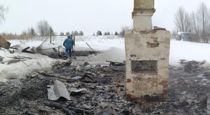 Утром в Чепецком районе произошел пожар: на месте найдены останки мужчины 