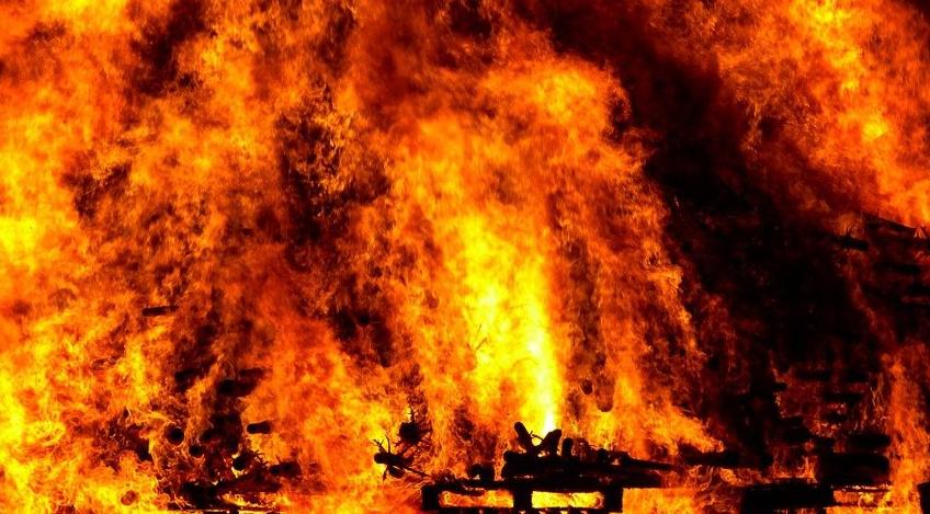 Что обсуждают в Кирово-Чепецке: падение козырька здания и пожар в гаражном боксе