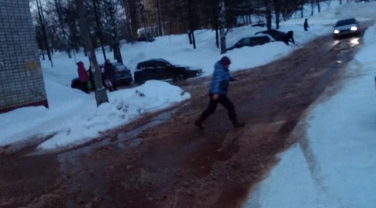 В Кирово-Чепецке прорвало водопровод: отключено водоснабжение и перекрыта дорога 