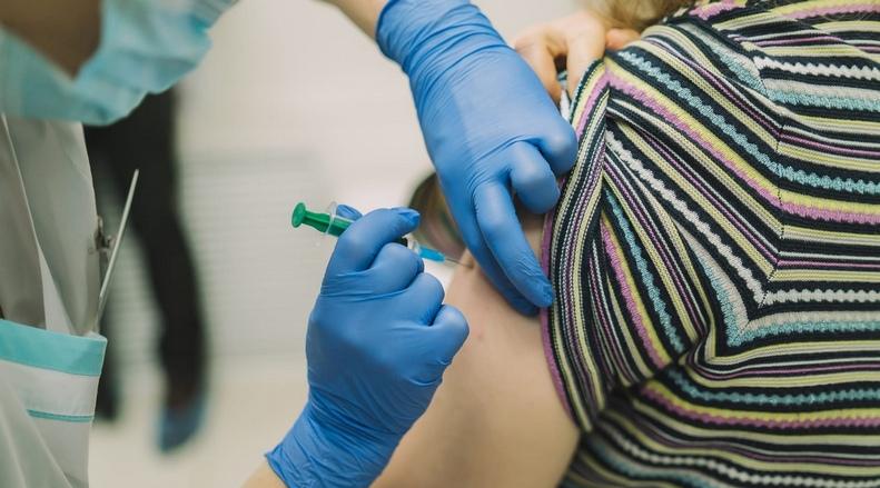 Минздрав рекомендовал отказаться от алкоголя и бани после вакцинации от COVID-19