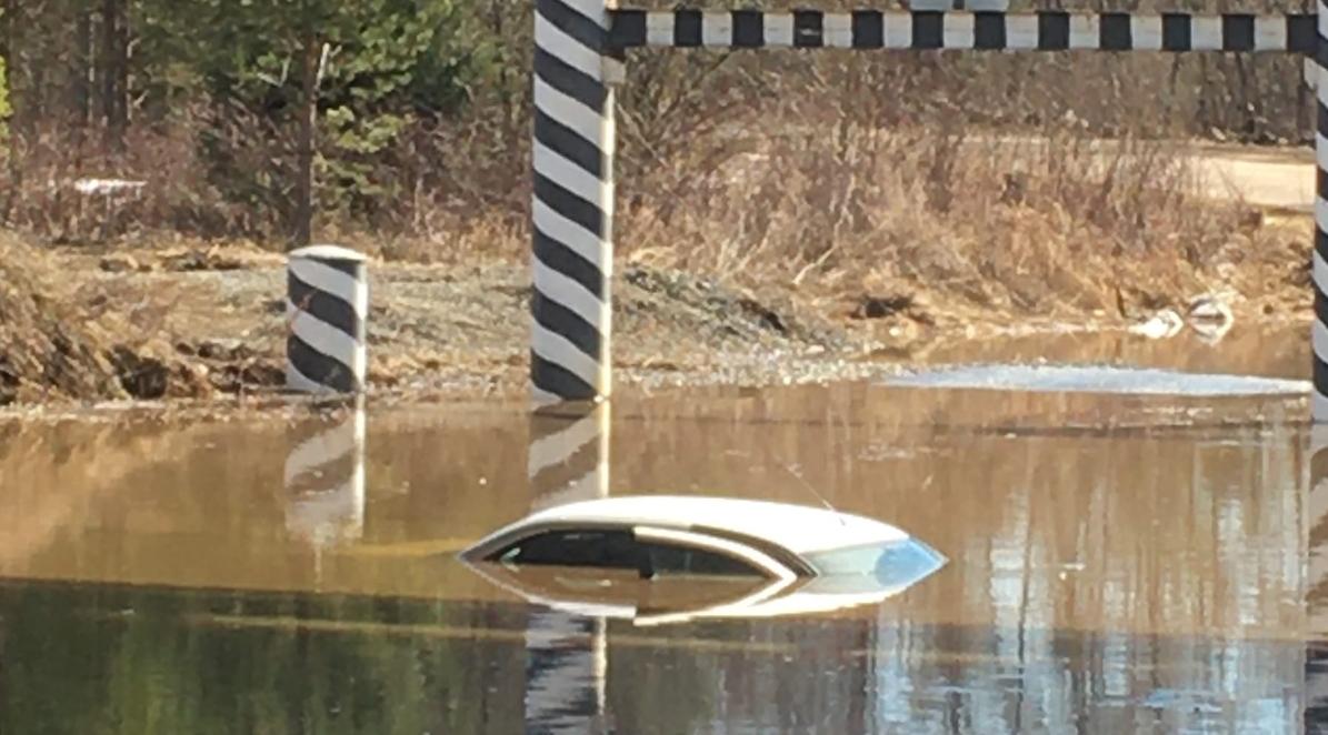 «Водитель доплыла, переоделась и сама нас вызвала»: спасатели о ЧП с утонувшей «Ладой»